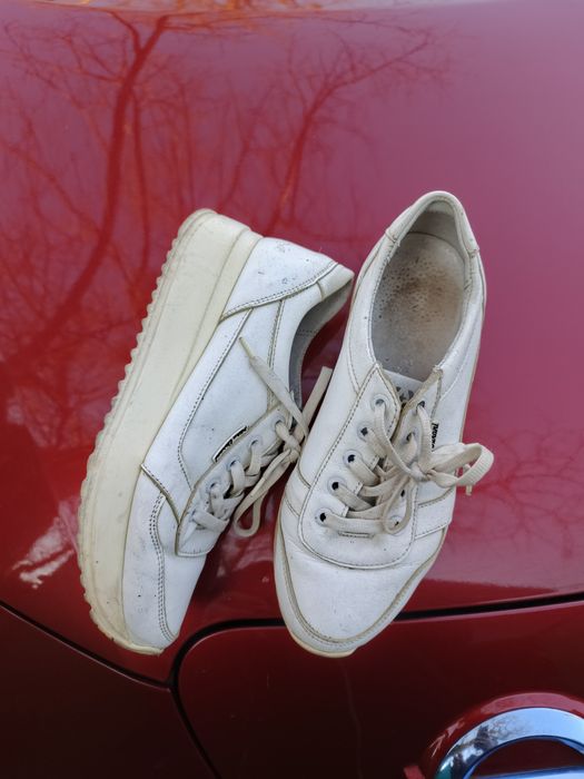 Продам шкіряні кросівки на розм 37 по устілці 24 см