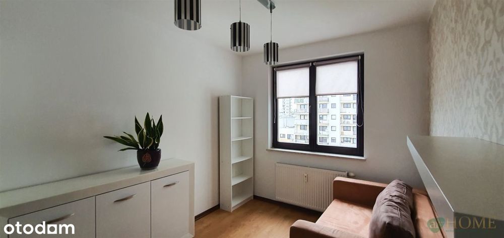 Trzy-pokojowe z obszernym balkonem.