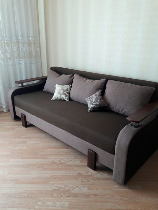 диван та два розкладних крісла