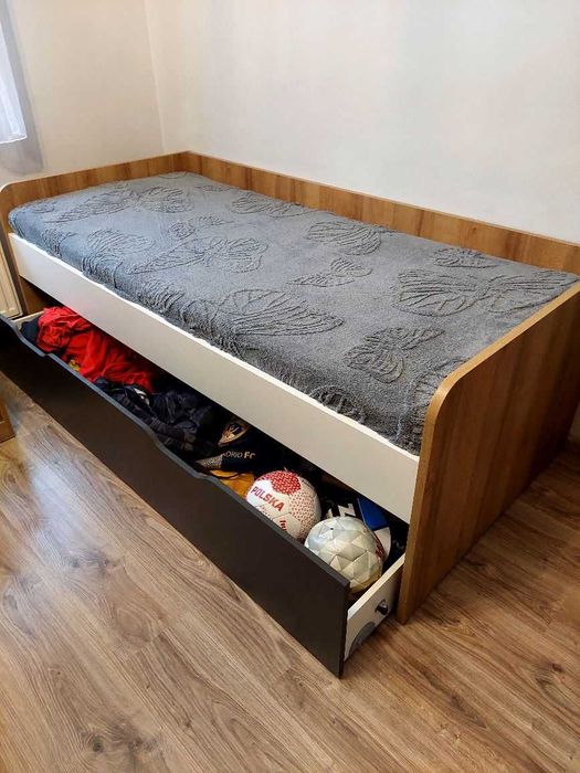 Łóżko z szufladą.