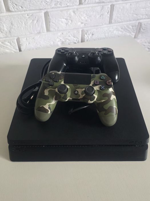 Konsola Ps4  z padami
