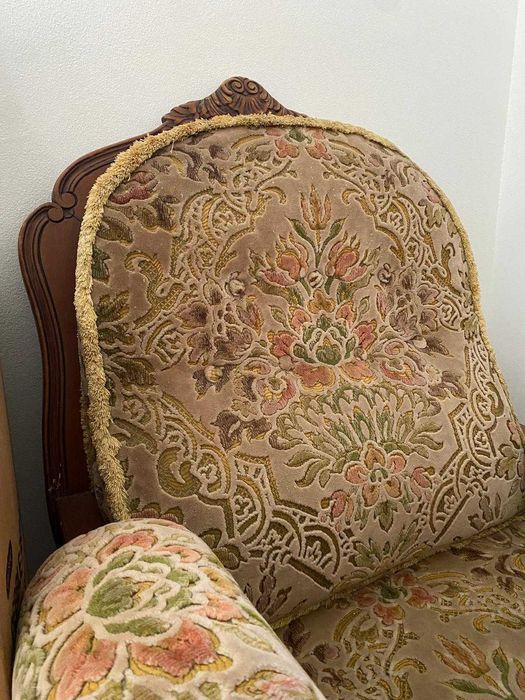 Cadeirão antigo em madeira com estofo florar