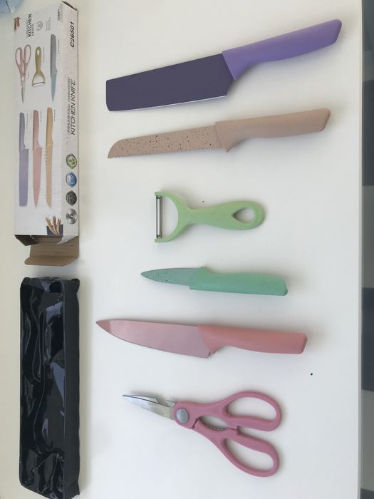 Conjunto de facas e utensilios de cozinha novo a estrear