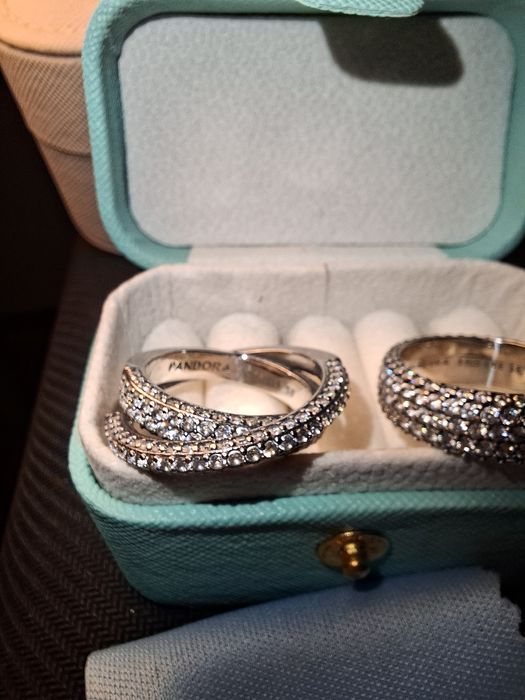 Conjunto com dois aneis de zircônias cintilantes da pandora