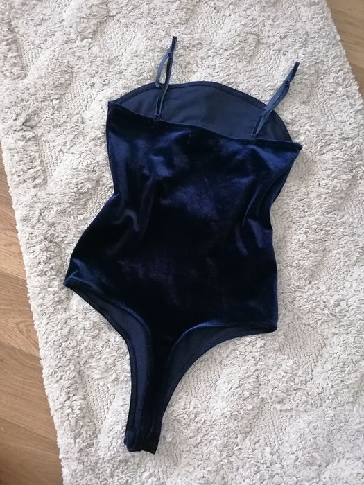 Welurowe granatowe body BikBok XS