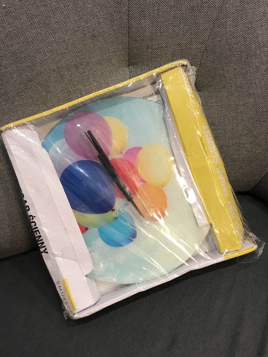 Kolorowy zegar scienny nowy