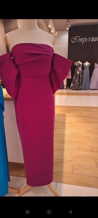 Niepowtarzalna sukienka wieczorowa z bufkami fuksja