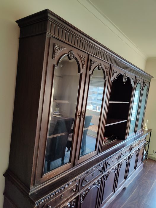 Armário vitrine em madeira maciça