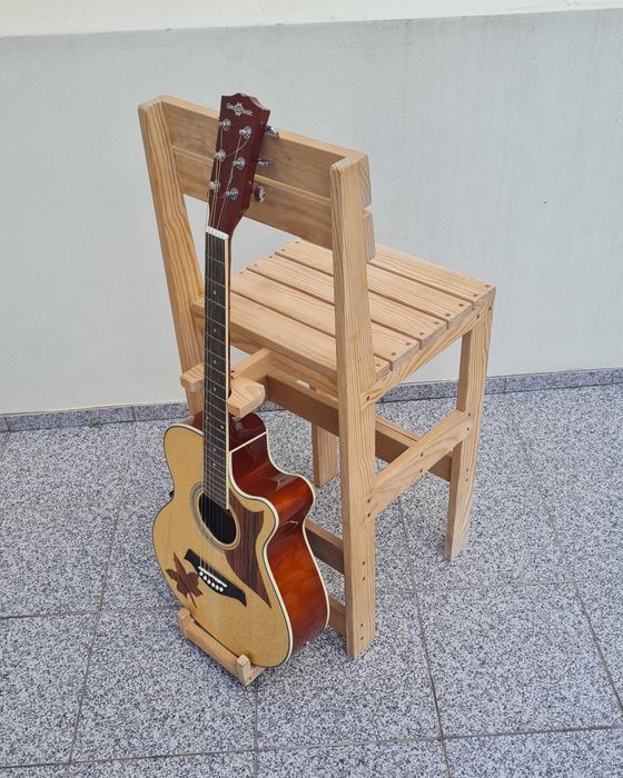 Cadeira Artesanal em Madeira com Suporte para Guitarra - Feita à Mão