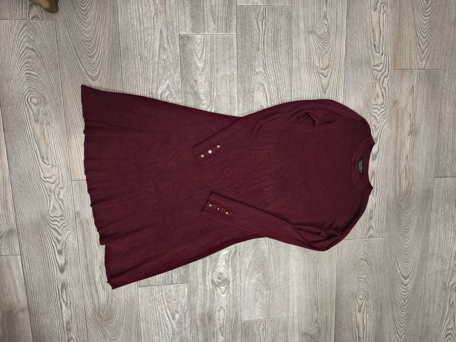 Плать бордовое тянется