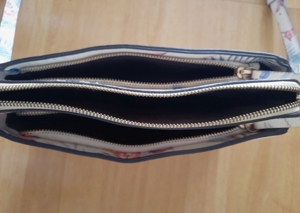 Mala branca com flores e colibris