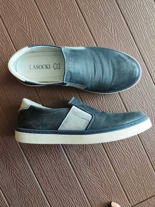 Buty damskie granatowe skórzane półbuty wsuwane Lasocki