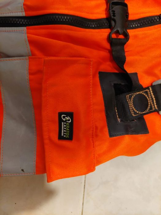 Arnês com colete refletor laranja