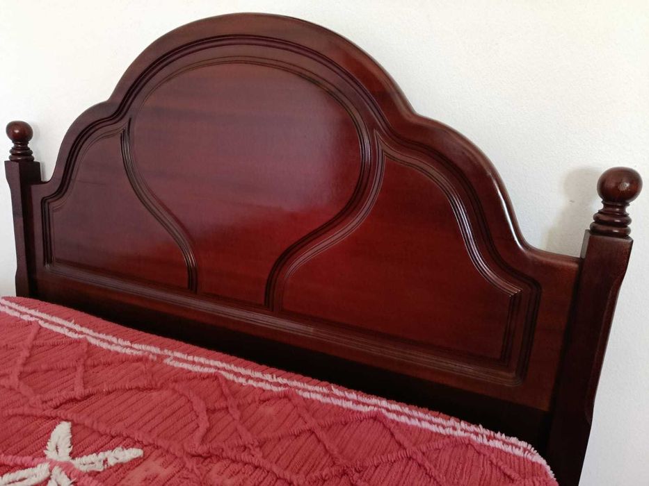 Cama Casal em madeira clássica