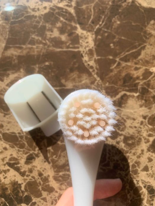 Щітка для очищення і масажу обличчя Shiseido The Skincare Cleansing Massage Brush