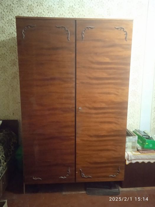 Шафи різні (із скляними та дерев'яними дверцятами). Швейна машинка.