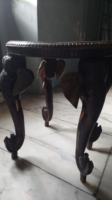 Mesa de pau santo com pernas em forma de elefantes