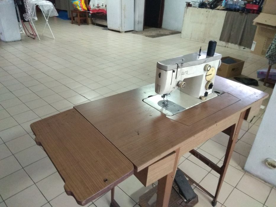 Máquina de Costura Elétrica - Marca Alfa (com Avaria) - Antiguidade