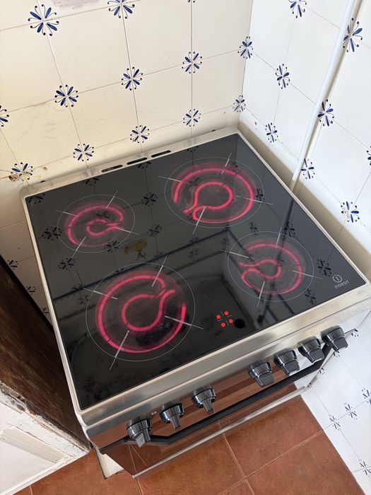 Fogão Elétrico Indesit Inox 60 cm – Vitrocerâmica e Forno Multifuncional