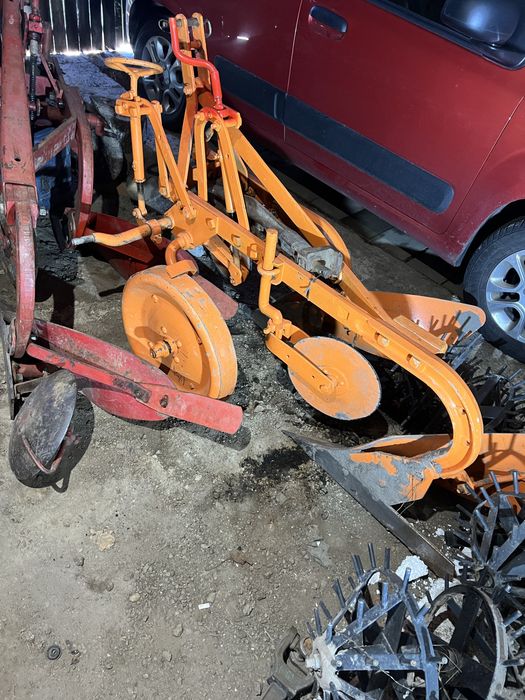 Продам 2-х корпусний плуг Massey-Ferguson 2по30