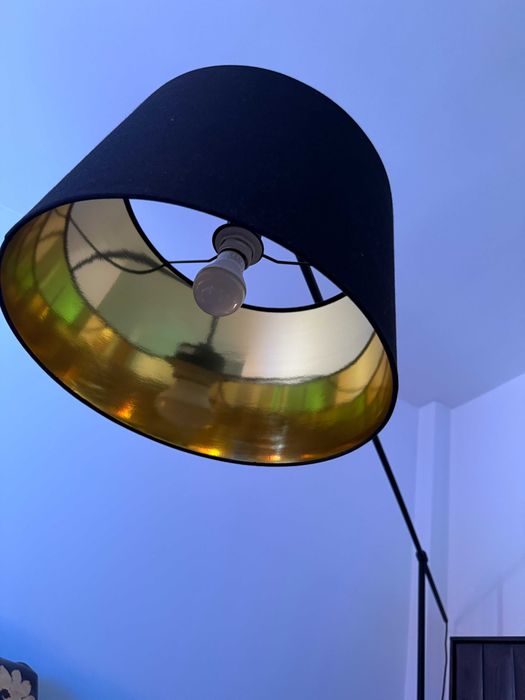 Candeeiro Alto com design apelativo