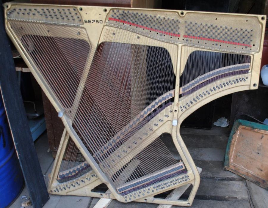 Декор на стену в караоке бар станина (под бронзу) 140*112, струны медь