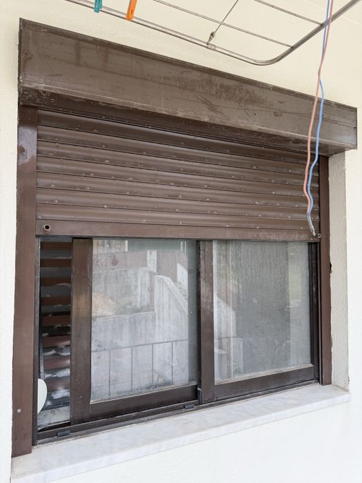 Porta e janelas de alumínio castanho com persiana