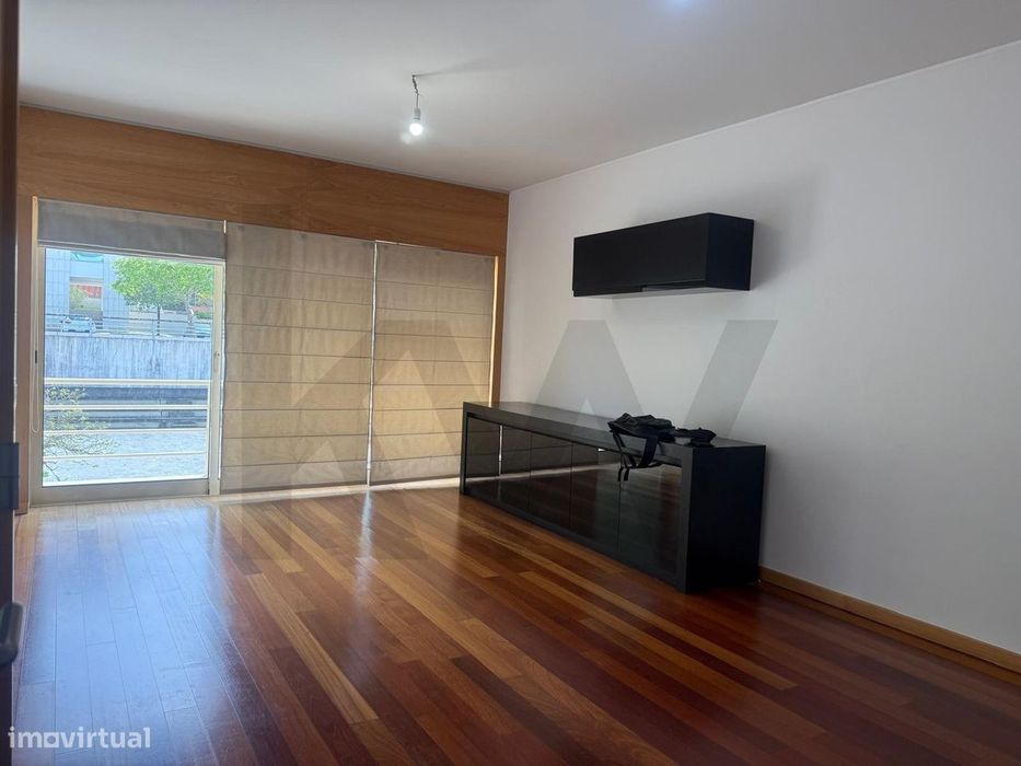 Apartamento T2 com Garagem – Vale das Flores | Excelente Exposição Sol