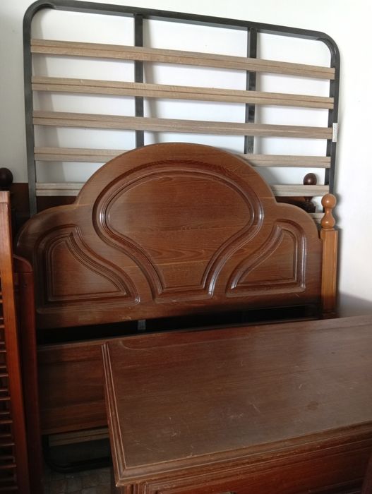 Cama de casal com colchã, mesinhas de cabeceira e cómoda