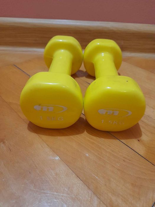 Żółte hantle winylowe