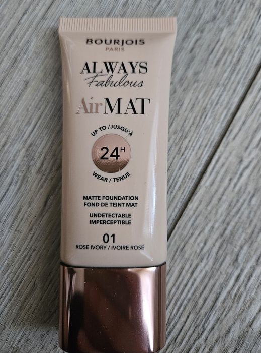 Nowy podkład Bourjois Always Fabulous Air Mat Kolor 01 Rose Ivory
Poje