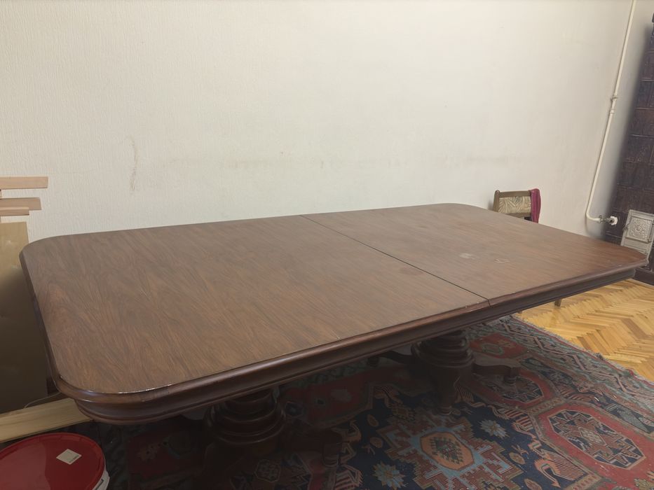 Стіл  2,45*1,20. Гарний, великиц, масивний. Для великого приміщення.