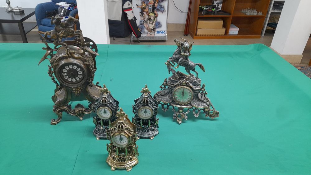 Relogios em ferro de pilhas