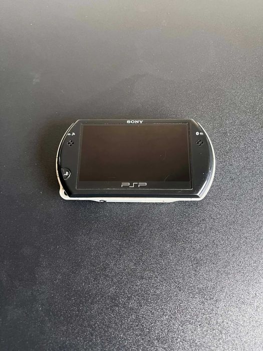 Sony PlayStation Portable Go Preta com 100+ Jogos