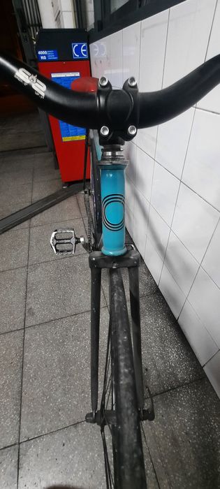 Bicicleta de ciclismo contra pedal