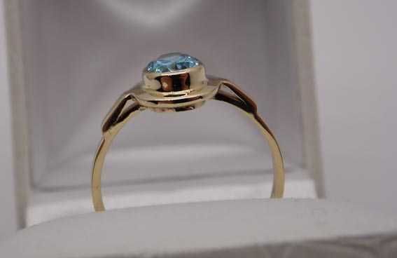 Złoty pierścionek z naturalnym topazem R.22