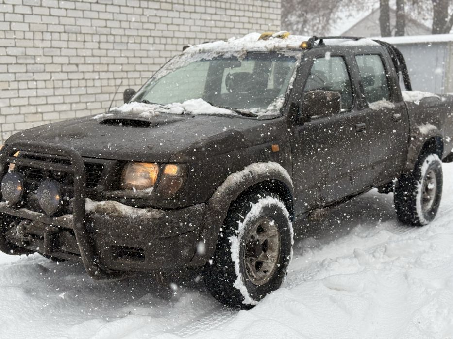 Nissan Navara D22 
Мотор 2.5 дизель механика 
Техніка хорошая 
Рама целая 
Полный привод 
Установленная лебедка 
Из нюансов внешний вид и слабая резина