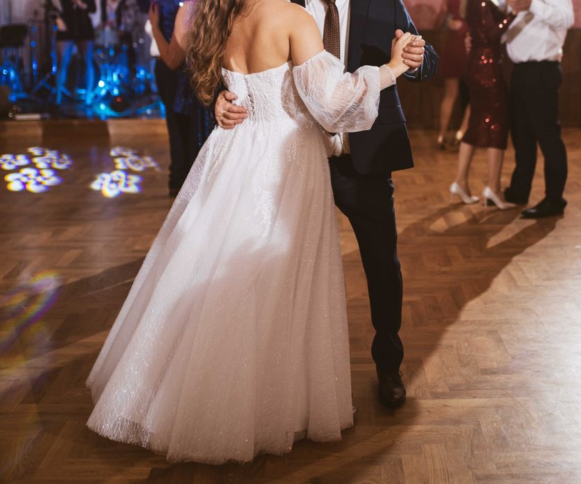 Suknia Ślubna z rękawkami, zdobiona perłami.