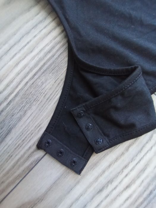 Czarne body z kwadratowym dekoltem