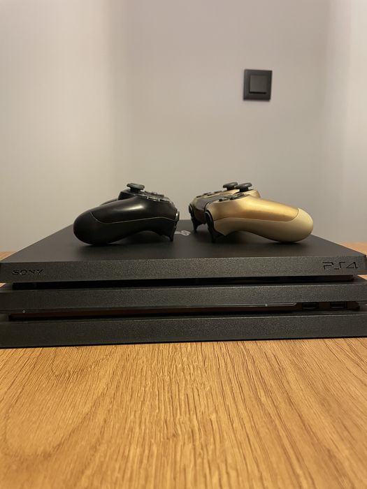 Playstation 4 PRO 1TB + 2pady + 3 gry