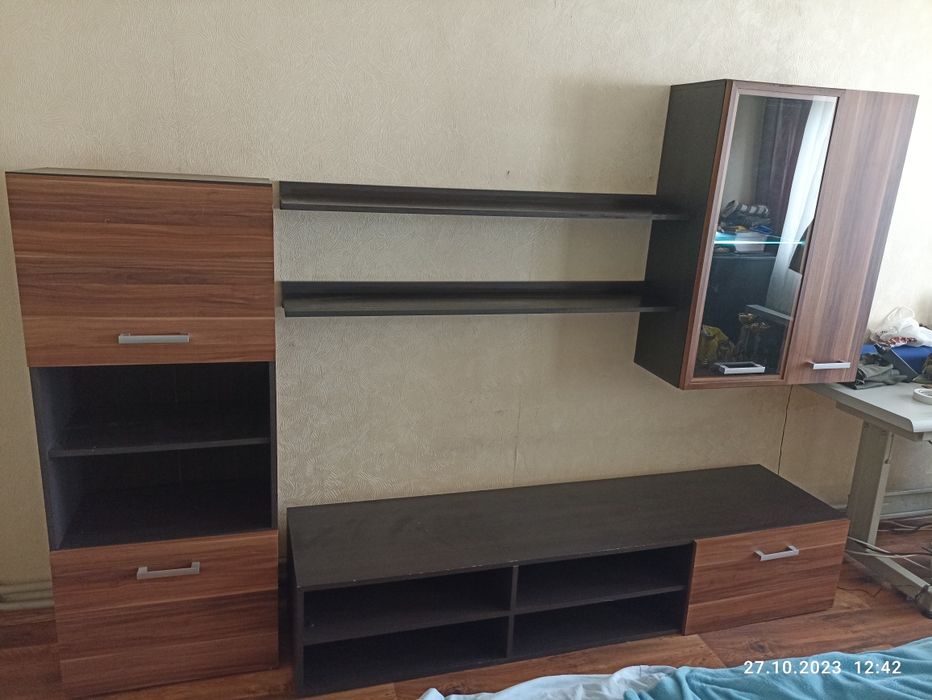 Горка стінка в залу