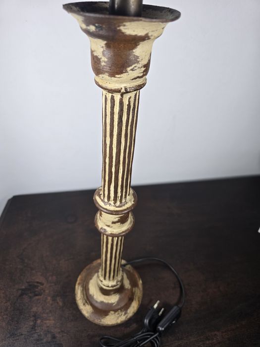 candeeiro de mesa candeeiro de mesa com um aspeto envelhecido ou rústi