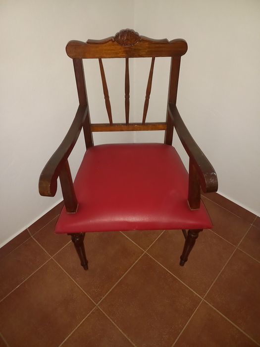 Poltrono de fundo vermelho