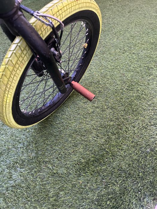 BMX cizenta com pneus verdes
