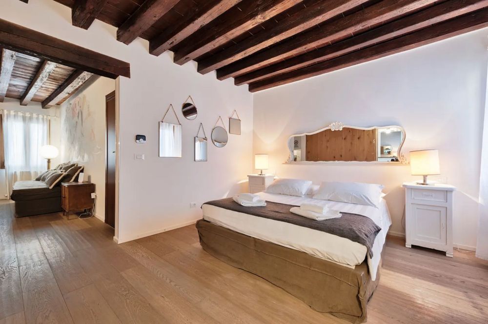 Є гаряча/холодна вода, опалення, працює wifi при відключеннях