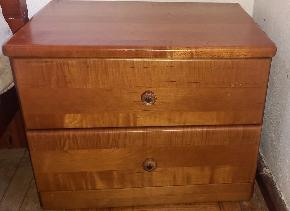 Duas mesinhas de cabeceira