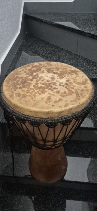 Vendo 2 djambés um deles tem a base partida