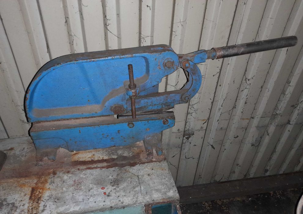 Imadło duże 17cm z kowadełkiem FPU i nożyce duże na metalowym stole