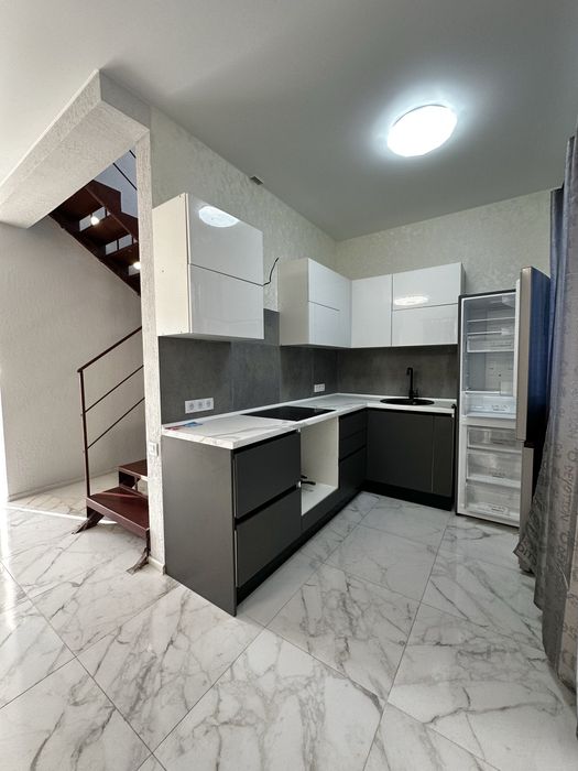 Новий гарний будинок біля моря