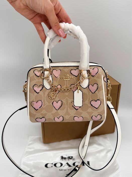 Сумка Coach Signature Canvas Heart Print Bag